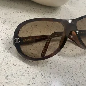 Women’s chanel sunglasses with case. Old classic style brown colored. CHANEL Vintage 91235 brown tortoise resin gold CC logo cat  main image 3